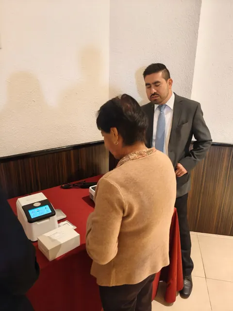 Demostración del funcionamiento de un equipo durante una capacitación