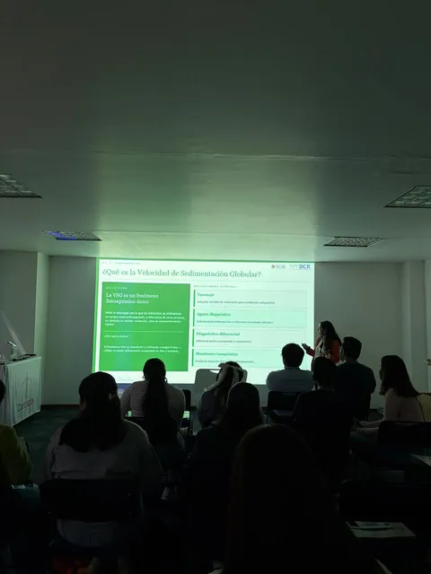Profesionales atendiendo una sesión de formación científica