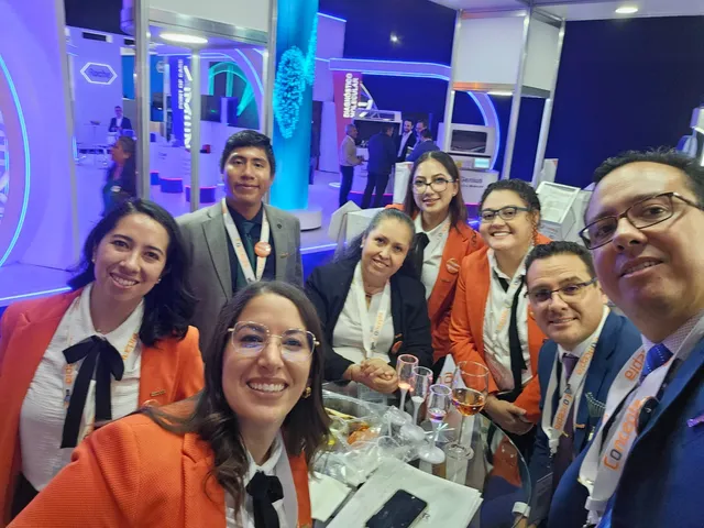 Integrantes del equipo juntos durante un congreso de diagnóstico