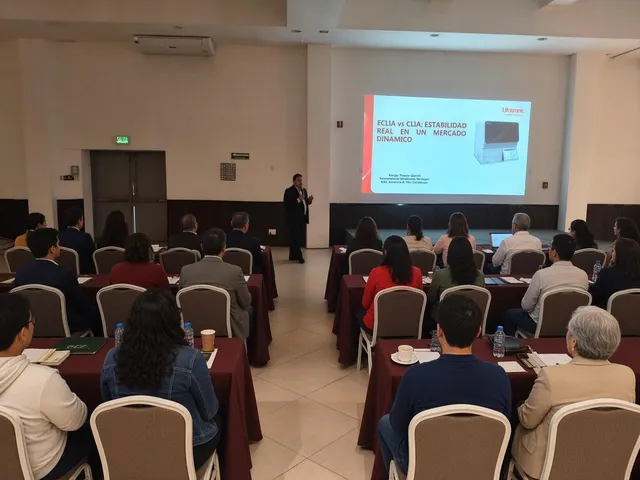 Audiencia siguiendo un taller con una presentación al frente